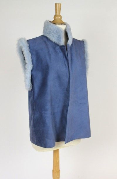 ANONYME ANONYME

GILET en cuir velours et agneau bleu. T. M. Etat neuf.