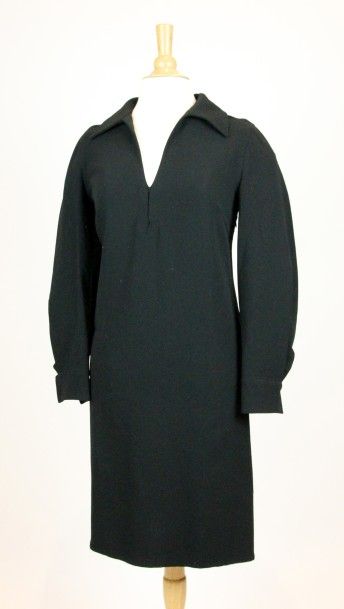 Nina RICCI Nina RICCI

ROBE noir. T. 38. Bon état.