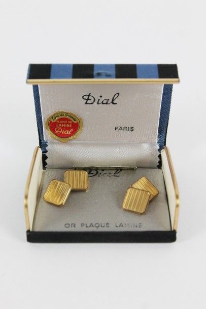 DIAL DIAL

BOUTONS DE MANCHETTES en forme de carrés en métal plaqué or. Avec leur...