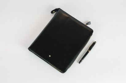 MONTBLANC MONTBLANC

PORTE-ORGANIZER en cuir noir avec une fermeture éclair. 25 x...