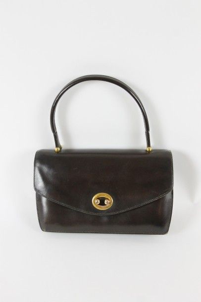 HERMES, circa 1960 HERMES, circa 1960 

SAC en cuir box marron. Bon état. 15,5 x...