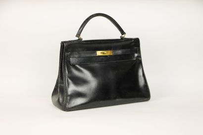 HERMES Paris HERMES Paris

SAC « Kelly » 32cm en cuir box noir. Porté main, anse...