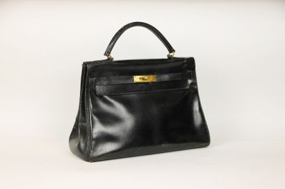 HERMES Paris HERMES Paris

SAC « Kelly » 32cm en cuir box noir. Porté main, anse...