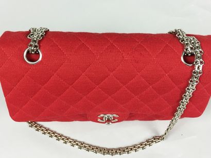 CHANEL SAC "Mademoiselle" en jersey matelassé rouge à double anses en chaine gourmette....