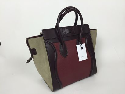 CELINE SAC à main modèle "Luggage" en cuir aubergine et bordeau et daim beige. Deux...