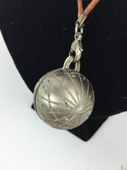 HERMES Paris PENDENTIF en forme de globe en métal argenté. Bon état général.