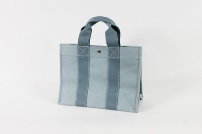 HERMES Paris SAC « Toto » en toile bleu jean, fermeture pression rehaussée d'un clou...