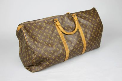 LOUIS VUITTON SAC "Keepal" en toile Monogram et cuir naturel. Deux anses en cuir,...