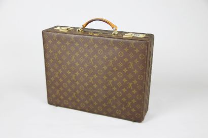 LOUIS VUITTON ATTACHES-CASE en toile Monogram (une partie du toile était refaite,...