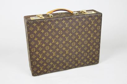 LOUIS VUITTON ATTACHES-CASE en toile Monogram (une partie du toile était refaite,...