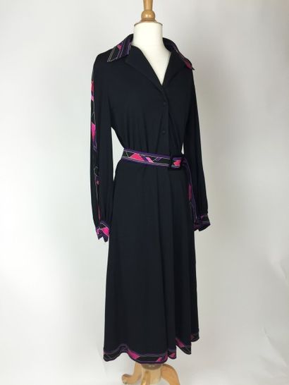 LEONARD ROBE en polyester et viscose noir, imprimée de motifs géométriques dans les...