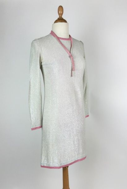 SAVALAN PARIS, circa 1960 Robe en lurex beige. Taille 36. Bon état général, quelques...