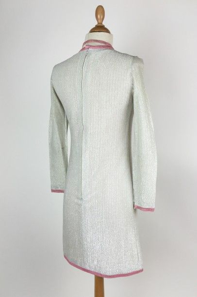 SAVALAN PARIS, circa 1960 Robe en lurex beige. Taille 36. Bon état général, quelques...
