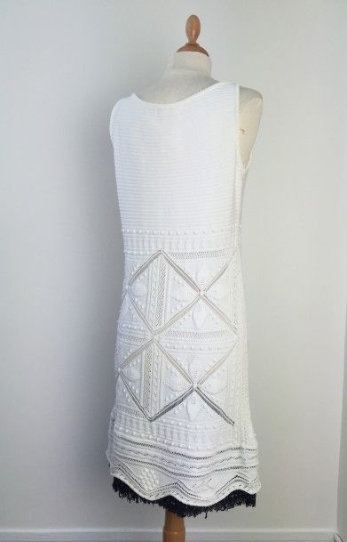 CHANEL ROBE en laine tricoté blanc, décorée de tweed noir sur le bas de la robe....