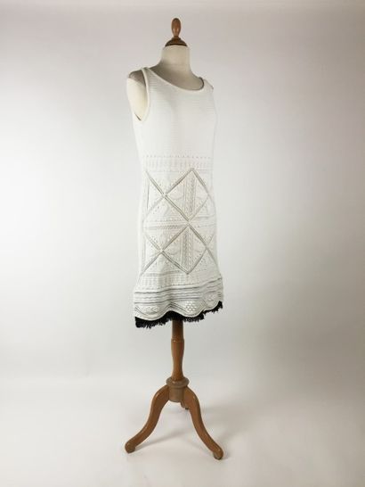 CHANEL ROBE en laine tricoté blanc, décorée de tweed noir sur le bas de la robe....
