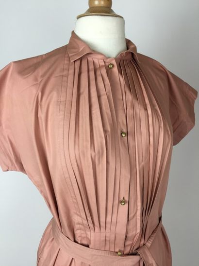 HERMES Paris ROBE en coton et polyester rose pâle. Accompagnée d’une ceinture. T.42....