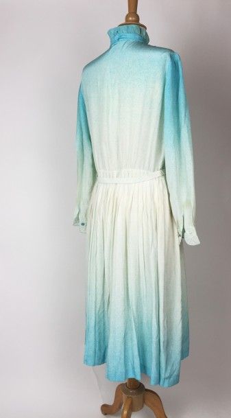 Louis FERAUD ROBE en soie ivoire et bleu turquoise, agrémentée d’une ceinture en...