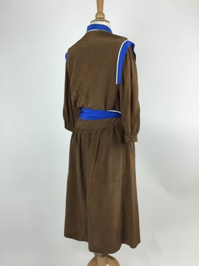 Louis FERAUD ROBE en soie ivoire et bleu turquoise, agrémentée d’une ceinture en...