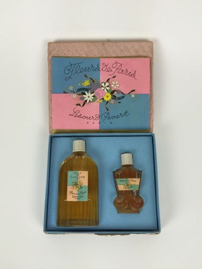 LESOURD, circa 1950 COFFRET en carton contenant DEUX FLACONS de parfum en verre cotelé....