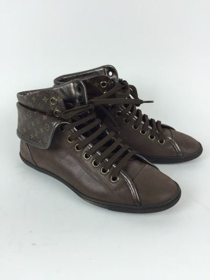 LOUIS VUITTON PAIRE de BASQUETTES en cuir marron et toile Monogram. P. 38. Parfait...