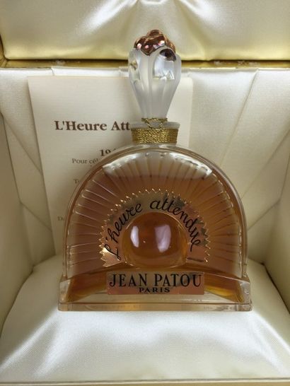 Jean Patou FLACON de parfum "L'heur attendu" en cristal, l'étiquette doré. Edition...