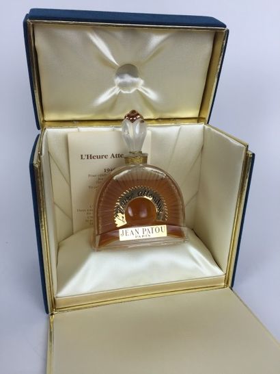 Jean Patou FLACON de parfum "L'heur attendu" en cristal, l'étiquette doré. Edition...