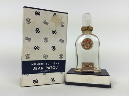 Jean PATOU, circa 1950 FLACON de parfum "Moment Suprème" en cristal de Baccarat....