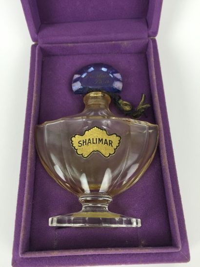 GUERLAIN, circa 1940 FLACON de parfum "Shalimar" en forme d'éventail en cristal de...