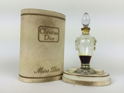 Christian DIOR, circa 1950 FLACON de parfum "Miss Dior". Flacon représentant une...
