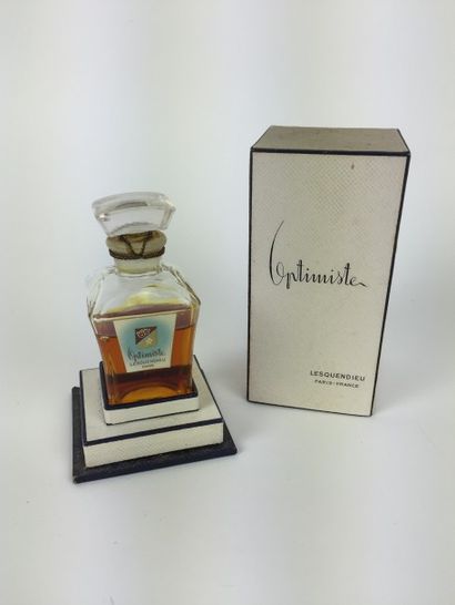 LESQUENDIEU, circa 1948 FLACON de parfum "Optimiste" en verre incolore et transparent,...