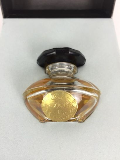 Caron FLACON de parfum "Narcisse noir". Contenant 15 ml du parfum. Avec son coffret...