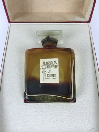 FIGENE Grasse - Paris, circa 1900 FLACON de parfum "Aube nouvelle" en verre. Contenant...