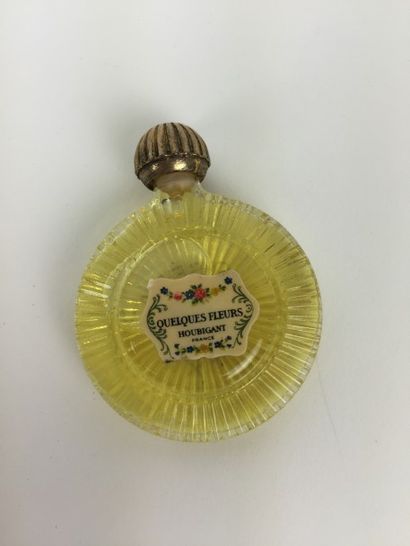 HOUBIGAN, circa 1912 FLACON de parfum "Quelques fleurs" en forme galet. Bouchon en...