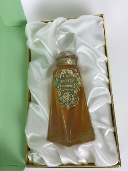 Ed. Pinaud FLACON de parfum "Flirt" en cristal. L'étiquette doré. Contenant du parfum....