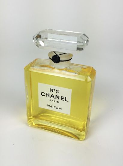 CHANEL Grand FLACON - FACTICE "N 5" en verre. Contenant du liquide. H : 18cm
