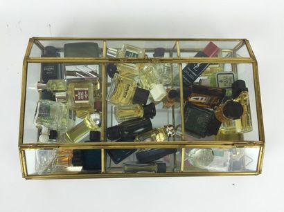 null GRANDE VITRINE comprenant des miniatures de parfums ( Environ 40 : Chanel /...