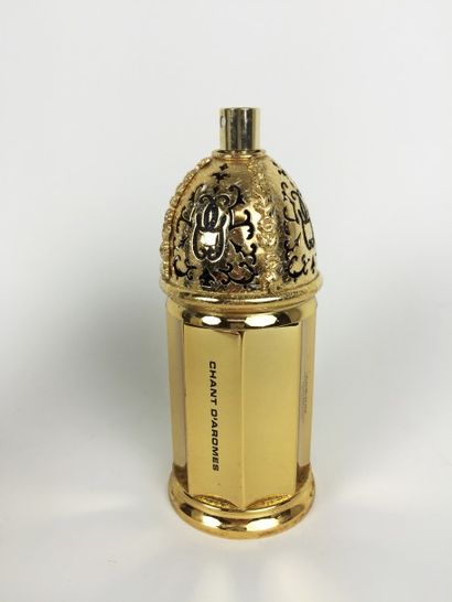 Guerlain FLACON - VAPORISATEUR en métal doré "Chant d'arome", rechargeable. Contenant...