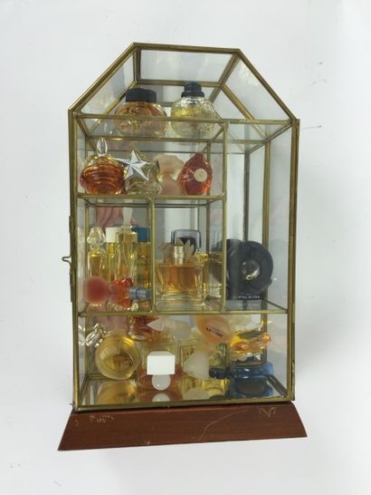 null VITRINE contenant des miniatures de parfums (24 flacons : Jean Paul Gaultier/...