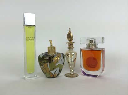 Lolita LEMPIKA, GUCCI, GUERLAIN LOT contenant un FLACON de parfum en forme de pomme...