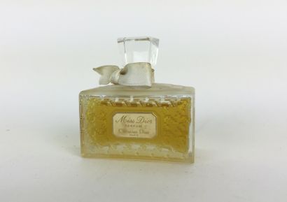 CHRISTIAN DIOR FLACON de parfum "Miss Dior" de 15 ml. Contenant du parfum.