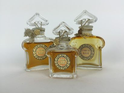 Guerlain LOT de TROIS FLACONS de parfum "L'heur bleu". H : 10 , 10 , 7 cm. Deux contiennent...