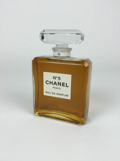 CHANEL FLACON-FACTICE « Chanel n°5 », contenant du liquide. 400 ml. H : 15 cm.