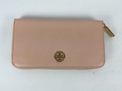 Tory BURCH COMPAGNON en cuir Safiano rose pâle. Fermeture éclair. Garniture en métal...