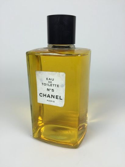 CHANEL FLACON - FACTICE GEANT d’Eau de toilette « Chanel n°5 », en verre. Contenant...