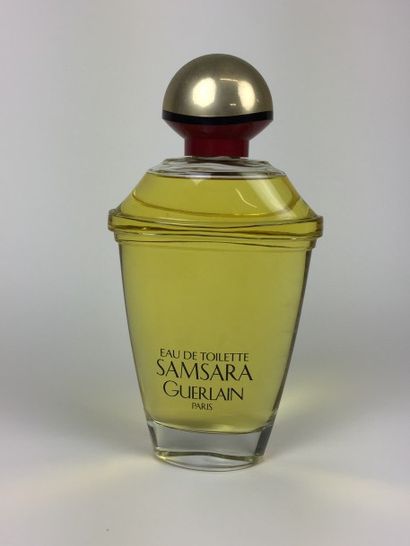 Guerlain FLACON - FACTICE GEANT « Samsara » en verre. Contenant du liquide. H : 33...