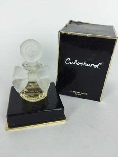 GRES FLACON de parfum "Cabochard". Contenant du parfum (2/3). H : 8 cm. Avec son...