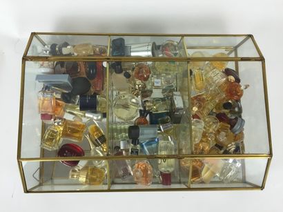null VITRINE comprenant des miniatures de parfums (Environ 30 : Guerlain / Givenchy...