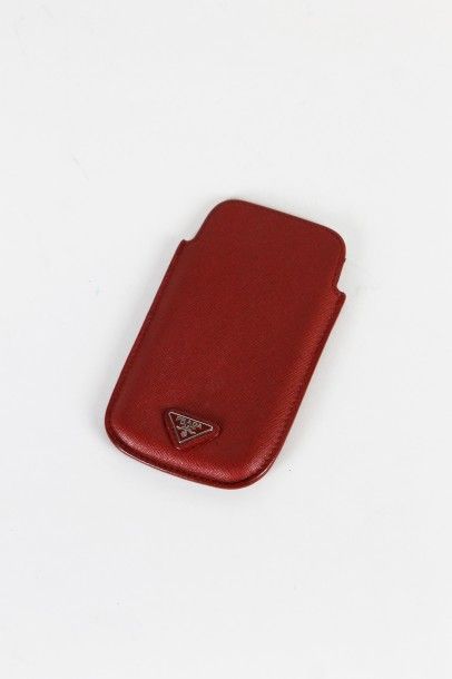 PRADA PORTE-TELEPHONE en cuir rouge. Bon état. 7,5 x 12,5 cm.