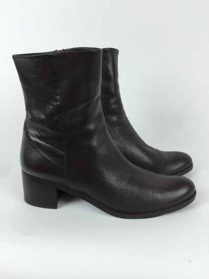 CAREL PAIRE de BOTINES en cuir marron. P. 38. Talon : 5 cm. Très bon état.