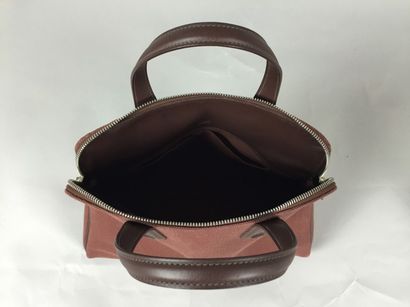 HERMES Paris SAC "HEEBOO" en toile bordeau et cuir marron. Deux anses en cuir. Fermeture...